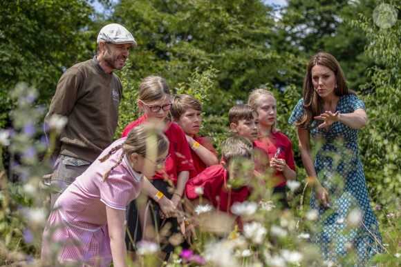 Catherine (Kate) Middleton, duchesse de Cambridge, invite les enfants du centre Anna Freud, de l'hôpital Evelina pour enfants, de Action for Children et de Place2Be à se joindre à elle pour un pique-nique suivi d'une chasse au trésor et une identification d'insectes. Dans le cadre de son programme pour inciter les familles et les communautés à passer du temps en plein air, le jardin RHS Back to Nature de la Duchesse de Cambridge sera transféré au festival RHS Garden Garden Festival. Londres, le 1er juillet 2019.