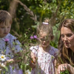 Catherine (Kate) Middleton, duchesse de Cambridge, invite les enfants du centre Anna Freud, de l'hôpital Evelina pour enfants, de Action for Children et de Place2Be à se joindre à elle pour un pique-nique suivi d'une chasse au trésor et une identification d'insectes. Dans le cadre de son programme pour inciter les familles et les communautés à passer du temps en plein air, le jardin RHS Back to Nature de la Duchesse de Cambridge sera transféré au festival RHS Garden Garden Festival. Londres, le 1er juillet 2019.