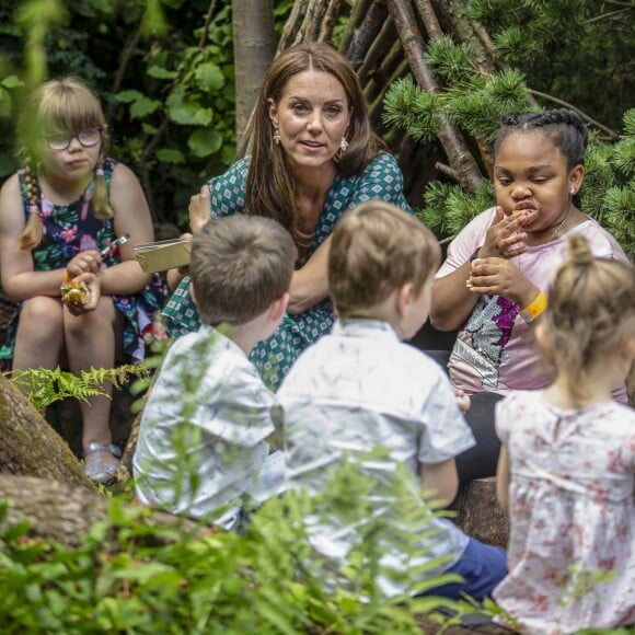 Catherine (Kate) Middleton, duchesse de Cambridge, invite les enfants du centre Anna Freud, de l'hôpital Evelina pour enfants, de Action for Children et de Place2Be à se joindre à elle pour un pique-nique suivi d'une chasse au trésor et une identification d'insectes. Dans le cadre de son programme pour inciter les familles et les communautés à passer du temps en plein air, le jardin RHS Back to Nature de la Duchesse de Cambridge sera transféré au festival RHS Garden Garden Festival. Londres, le 1er juillet 2019.