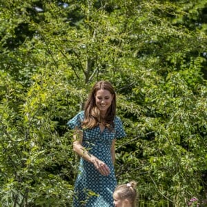 Catherine (Kate) Middleton, duchesse de Cambridge, invite les enfants du centre Anna Freud, de l'hôpital Evelina pour enfants, de Action for Children et de Place2Be à se joindre à elle pour un pique-nique suivi d'une chasse au trésor et une identification d'insectes. Dans le cadre de son programme pour inciter les familles et les communautés à passer du temps en plein air, le jardin RHS Back to Nature de la Duchesse de Cambridge sera transféré au festival RHS Garden Garden Festival. Londres, le 1er juillet 2019.