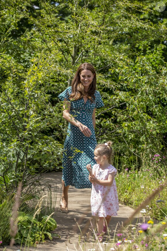 Catherine (Kate) Middleton, duchesse de Cambridge, invite les enfants du centre Anna Freud, de l'hôpital Evelina pour enfants, de Action for Children et de Place2Be à se joindre à elle pour un pique-nique suivi d'une chasse au trésor et une identification d'insectes. Dans le cadre de son programme pour inciter les familles et les communautés à passer du temps en plein air, le jardin RHS Back to Nature de la Duchesse de Cambridge sera transféré au festival RHS Garden Garden Festival. Londres, le 1er juillet 2019.