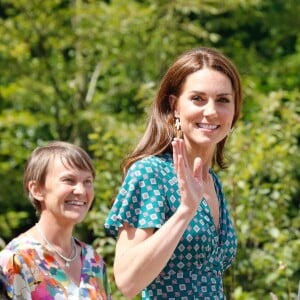 Catherine (Kate) Middleton, duchesse de Cambridge, invite les enfants du centre Anna Freud, de l'hôpital Evelina pour enfants, de Action for Children et de Place2Be à se joindre à elle pour un pique-nique suivi d'une chasse au trésor et une identification d'insectes. Dans le cadre de son programme pour inciter les familles et les communautés à passer du temps en plein air, le jardin RHS Back to Nature de la Duchesse de Cambridge sera transféré au festival RHS Garden Garden Festival. Londres, le 1er juillet 2019.