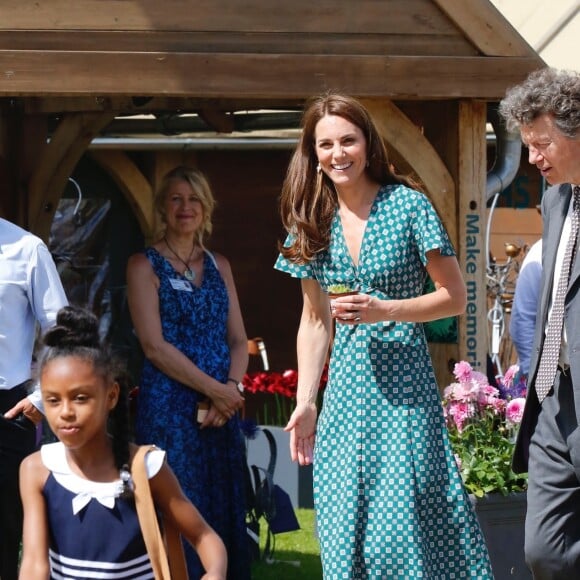 Catherine (Kate) Middleton, duchesse de Cambridge, invite les enfants du centre Anna Freud, de l'hôpital Evelina pour enfants, de Action for Children et de Place2Be à se joindre à elle pour un pique-nique suivi d'une chasse au trésor et une identification d'insectes. Dans le cadre de son programme pour inciter les familles et les communautés à passer du temps en plein air, le jardin RHS Back to Nature de la Duchesse de Cambridge sera transféré au festival RHS Garden Garden Festival. Londres, le 1er juillet 2019.