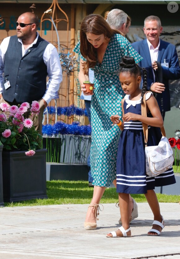 Catherine (Kate) Middleton, duchesse de Cambridge, invite les enfants du centre Anna Freud, de l'hôpital Evelina pour enfants, de Action for Children et de Place2Be à se joindre à elle pour un pique-nique suivi d'une chasse au trésor et une identification d'insectes. Dans le cadre de son programme pour inciter les familles et les communautés à passer du temps en plein air, le jardin RHS Back to Nature de la Duchesse de Cambridge sera transféré au festival RHS Garden Garden Festival. Londres, le 1er juillet 2019.