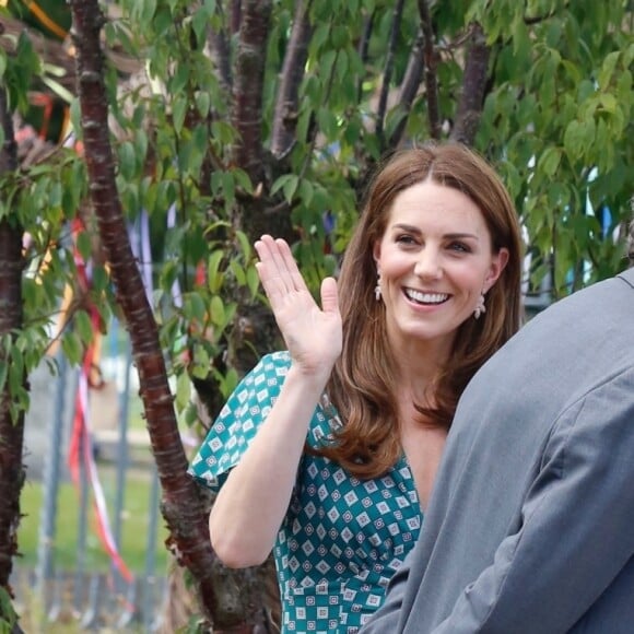 Catherine (Kate) Middleton, duchesse de Cambridge, invite les enfants du centre Anna Freud, de l'hôpital Evelina pour enfants, de Action for Children et de Place2Be à se joindre à elle pour un pique-nique suivi d’une chasse au trésor et une identification d’insectes. Toutes ces structures sont sous son patronage. Dans le cadre de son programme pour inciter les familles et les communautés à passer du temps en plein air, le jardin RHS Back to Nature de la Duchesse de Cambridge sera transféré au festival RHS Garden Garden Festival en juillet. Des milliers de familles supplémentaires pourront profiter du jardin, en plus des 19 500 visiteurs qui l'ont déjà vu au RHS Chelsea Flower Show. Le jardin RHS Back to Nature du festival de jardins du palais de Hampton Court est deux fois plus grand que l'original. La conception sauvage et naturelle a été développée afin de créer de nouvelles opportunités pour les enfants et les familles d’évoluer dans la nature. La conception de ce jardin a été une nouvelle fois créée grâce à une collaboration entre Son Altesse Royale et des architectes paysagiste de A.Davies et A.White et RHS. Londres, le 1er juillet 2019  Catherine, Duchess of Cambridge, invites children from her patronages to a picnic in the garden this afternoon. Children from the Anna Freud Centre, Evelina Children’s Hospital, Action for Children and Place2Be will join Her Royal Highness in a treasure hunt and insect spotting activity. As part of her push to inspire families and communities to spend time in the great outdoors, The Duchess of Cambridge’s RHS Back to Nature Garden transfered to the RHS Hampton Court Palace Garden Festival in July. Thousands more families will be able to enjoy the garden, in addition to over 19,500 visitors who saw it at the RHS Chelsea Flower Show. The RHS Back to Nature garden at the Hampton Court Palace Garden Festival is double the size of the original. The design has the same wild and natural feel but has been developed further in order to create additional opportunities for children and families to interact with nature. The design for this garden has once again been created through a collaboration between Her Royal Highness, landscape architects Davies White and the RHS. London, July 1st, 201901/07/2019 - Londres