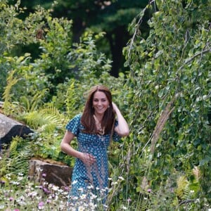 Catherine (Kate) Middleton, duchesse de Cambridge, invite les enfants du centre Anna Freud, de l'hôpital Evelina pour enfants, de Action for Children et de Place2Be à se joindre à elle pour un pique-nique suivi d’une chasse au trésor et une identification d’insectes. Toutes ces structures sont sous son patronage. Dans le cadre de son programme pour inciter les familles et les communautés à passer du temps en plein air, le jardin RHS Back to Nature de la Duchesse de Cambridge sera transféré au festival RHS Garden Garden Festival en juillet. Des milliers de familles supplémentaires pourront profiter du jardin, en plus des 19 500 visiteurs qui l'ont déjà vu au RHS Chelsea Flower Show. Le jardin RHS Back to Nature du festival de jardins du palais de Hampton Court est deux fois plus grand que l'original. La conception sauvage et naturelle a été développée afin de créer de nouvelles opportunités pour les enfants et les familles d’évoluer dans la nature. La conception de ce jardin a été une nouvelle fois créée grâce à une collaboration entre Son Altesse Royale et des architectes paysagiste de A.Davies et A.White et RHS. Londres, le 1er juillet 2019  Catherine, Duchess of Cambridge, invites children from her patronages to a picnic in the garden this afternoon. Children from the Anna Freud Centre, Evelina Children’s Hospital, Action for Children and Place2Be will join Her Royal Highness in a treasure hunt and insect spotting activity. As part of her push to inspire families and communities to spend time in the great outdoors, The Duchess of Cambridge’s RHS Back to Nature Garden transfered to the RHS Hampton Court Palace Garden Festival in July. Thousands more families will be able to enjoy the garden, in addition to over 19,500 visitors who saw it at the RHS Chelsea Flower Show. The RHS Back to Nature garden at the Hampton Court Palace Garden Festival is double the size of the original. The design has the same wild and natural feel but has been developed further in order to create additional opportunities for children and families to interact with nature. The design for this garden has once again been created through a collaboration between Her Royal Highness, landscape architects Davies White and the RHS. London, July 1st, 201901/07/2019 - Londres