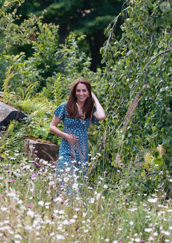 Catherine (Kate) Middleton, duchesse de Cambridge, invite les enfants du centre Anna Freud, de l'hôpital Evelina pour enfants, de Action for Children et de Place2Be à se joindre à elle pour un pique-nique suivi d’une chasse au trésor et une identification d’insectes. Toutes ces structures sont sous son patronage. Dans le cadre de son programme pour inciter les familles et les communautés à passer du temps en plein air, le jardin RHS Back to Nature de la Duchesse de Cambridge sera transféré au festival RHS Garden Garden Festival en juillet. Des milliers de familles supplémentaires pourront profiter du jardin, en plus des 19 500 visiteurs qui l'ont déjà vu au RHS Chelsea Flower Show. Le jardin RHS Back to Nature du festival de jardins du palais de Hampton Court est deux fois plus grand que l'original. La conception sauvage et naturelle a été développée afin de créer de nouvelles opportunités pour les enfants et les familles d’évoluer dans la nature. La conception de ce jardin a été une nouvelle fois créée grâce à une collaboration entre Son Altesse Royale et des architectes paysagiste de A.Davies et A.White et RHS. Londres, le 1er juillet 2019  Catherine, Duchess of Cambridge, invites children from her patronages to a picnic in the garden this afternoon. Children from the Anna Freud Centre, Evelina Children’s Hospital, Action for Children and Place2Be will join Her Royal Highness in a treasure hunt and insect spotting activity. As part of her push to inspire families and communities to spend time in the great outdoors, The Duchess of Cambridge’s RHS Back to Nature Garden transfered to the RHS Hampton Court Palace Garden Festival in July. Thousands more families will be able to enjoy the garden, in addition to over 19,500 visitors who saw it at the RHS Chelsea Flower Show. The RHS Back to Nature garden at the Hampton Court Palace Garden Festival is double the size of the original. The design has the same wild and natural feel but has been developed further in order to create additional opportunities for children and families to interact with nature. The design for this garden has once again been created through a collaboration between Her Royal Highness, landscape architects Davies White and the RHS. London, July 1st, 201901/07/2019 - Londres