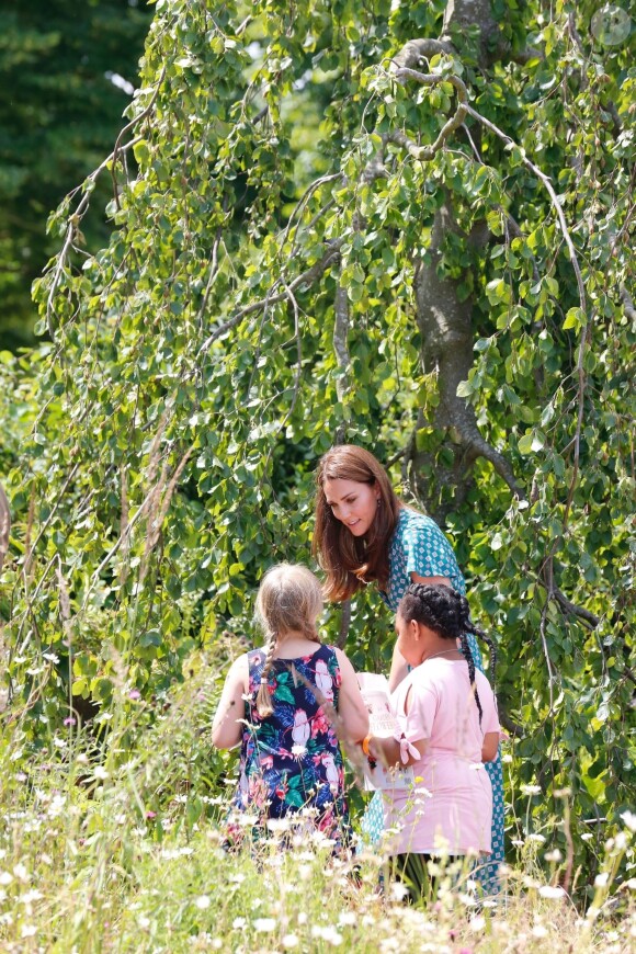 Catherine (Kate) Middleton, duchesse de Cambridge, invite les enfants du centre Anna Freud, de l'hôpital Evelina pour enfants, de Action for Children et de Place2Be à se joindre à elle pour un pique-nique suivi d’une chasse au trésor et une identification d’insectes. Toutes ces structures sont sous son patronage. Dans le cadre de son programme pour inciter les familles et les communautés à passer du temps en plein air, le jardin RHS Back to Nature de la Duchesse de Cambridge sera transféré au festival RHS Garden Garden Festival en juillet. Des milliers de familles supplémentaires pourront profiter du jardin, en plus des 19 500 visiteurs qui l'ont déjà vu au RHS Chelsea Flower Show. Le jardin RHS Back to Nature du festival de jardins du palais de Hampton Court est deux fois plus grand que l'original. La conception sauvage et naturelle a été développée afin de créer de nouvelles opportunités pour les enfants et les familles d’évoluer dans la nature. La conception de ce jardin a été une nouvelle fois créée grâce à une collaboration entre Son Altesse Royale et des architectes paysagiste de A.Davies et A.White et RHS. Londres, le 1er juillet 2019  Catherine, Duchess of Cambridge, invites children from her patronages to a picnic in the garden this afternoon. Children from the Anna Freud Centre, Evelina Children’s Hospital, Action for Children and Place2Be will join Her Royal Highness in a treasure hunt and insect spotting activity. As part of her push to inspire families and communities to spend time in the great outdoors, The Duchess of Cambridge’s RHS Back to Nature Garden transfered to the RHS Hampton Court Palace Garden Festival in July. Thousands more families will be able to enjoy the garden, in addition to over 19,500 visitors who saw it at the RHS Chelsea Flower Show. The RHS Back to Nature garden at the Hampton Court Palace Garden Festival is double the size of the original. The design has the same wild and natural feel but has been developed further in order to create additional opportunities for children and families to interact with nature. The design for this garden has once again been created through a collaboration between Her Royal Highness, landscape architects Davies White and the RHS. London, July 1st, 201901/07/2019 - Londres