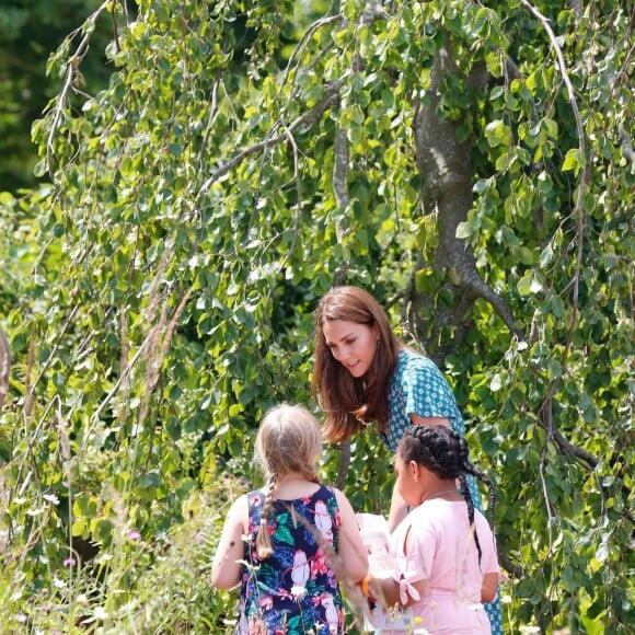 Catherine (Kate) Middleton, duchesse de Cambridge, invite les enfants du centre Anna Freud, de l'hôpital Evelina pour enfants, de Action for Children et de Place2Be à se joindre à elle pour un pique-nique suivi d’une chasse au trésor et une identification d’insectes. Toutes ces structures sont sous son patronage. Dans le cadre de son programme pour inciter les familles et les communautés à passer du temps en plein air, le jardin RHS Back to Nature de la Duchesse de Cambridge sera transféré au festival RHS Garden Garden Festival en juillet. Des milliers de familles supplémentaires pourront profiter du jardin, en plus des 19 500 visiteurs qui l'ont déjà vu au RHS Chelsea Flower Show. Le jardin RHS Back to Nature du festival de jardins du palais de Hampton Court est deux fois plus grand que l'original. La conception sauvage et naturelle a été développée afin de créer de nouvelles opportunités pour les enfants et les familles d’évoluer dans la nature. La conception de ce jardin a été une nouvelle fois créée grâce à une collaboration entre Son Altesse Royale et des architectes paysagiste de A.Davies et A.White et RHS. Londres, le 1er juillet 2019  Catherine, Duchess of Cambridge, invites children from her patronages to a picnic in the garden this afternoon. Children from the Anna Freud Centre, Evelina Children’s Hospital, Action for Children and Place2Be will join Her Royal Highness in a treasure hunt and insect spotting activity. As part of her push to inspire families and communities to spend time in the great outdoors, The Duchess of Cambridge’s RHS Back to Nature Garden transfered to the RHS Hampton Court Palace Garden Festival in July. Thousands more families will be able to enjoy the garden, in addition to over 19,500 visitors who saw it at the RHS Chelsea Flower Show. The RHS Back to Nature garden at the Hampton Court Palace Garden Festival is double the size of the original. The design has the same wild and natural feel but has been developed further in order to create additional opportunities for children and families to interact with nature. The design for this garden has once again been created through a collaboration between Her Royal Highness, landscape architects Davies White and the RHS. London, July 1st, 201901/07/2019 - Londres