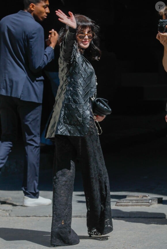 Isabelle Adjani arrive au Grand Palais pour le 2ème défilé de mode Haute-Couture 2019/2020 "Chanel" à Paris. Le 2 juillet 2019 © Veeren Ramsamy-Christophe Clovis / Bestimage
