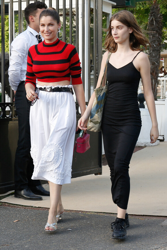 Laetitia Casta et sa fille Sahteene Sednaoui au défilé Miu Miu à Paris, le 29 juin 2019.
