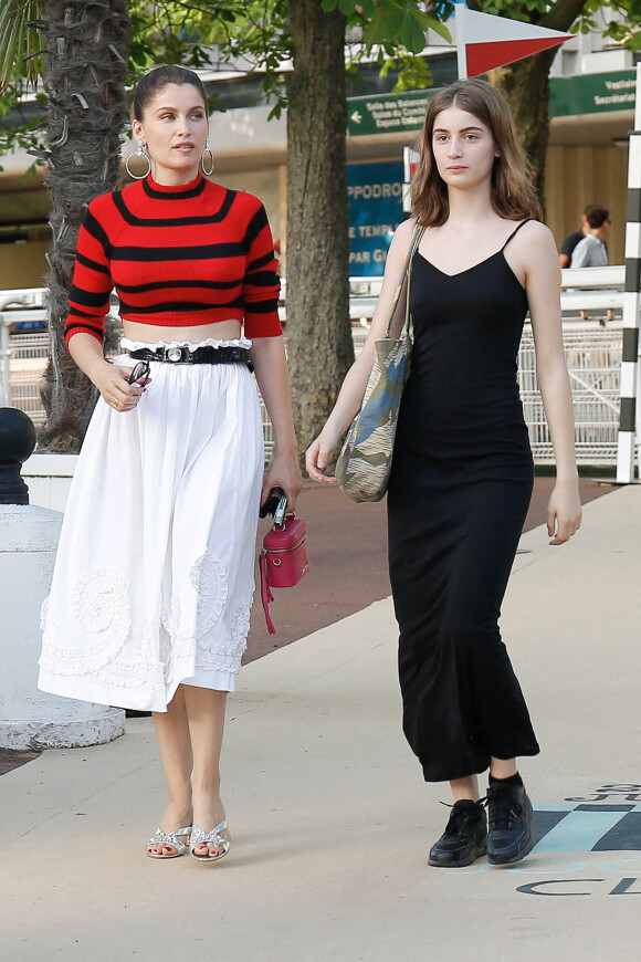 Laetitia Casta et sa fille Sahteene Sednaoui au défilé Miu Miu à Paris, le 29 juin 2019.
