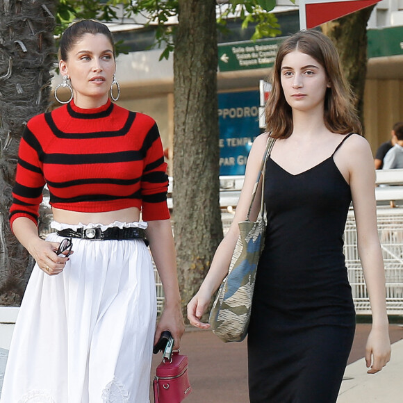 Laetitia Casta et sa fille Sahteene Sednaoui au défilé Miu Miu à Paris, le 29 juin 2019.
