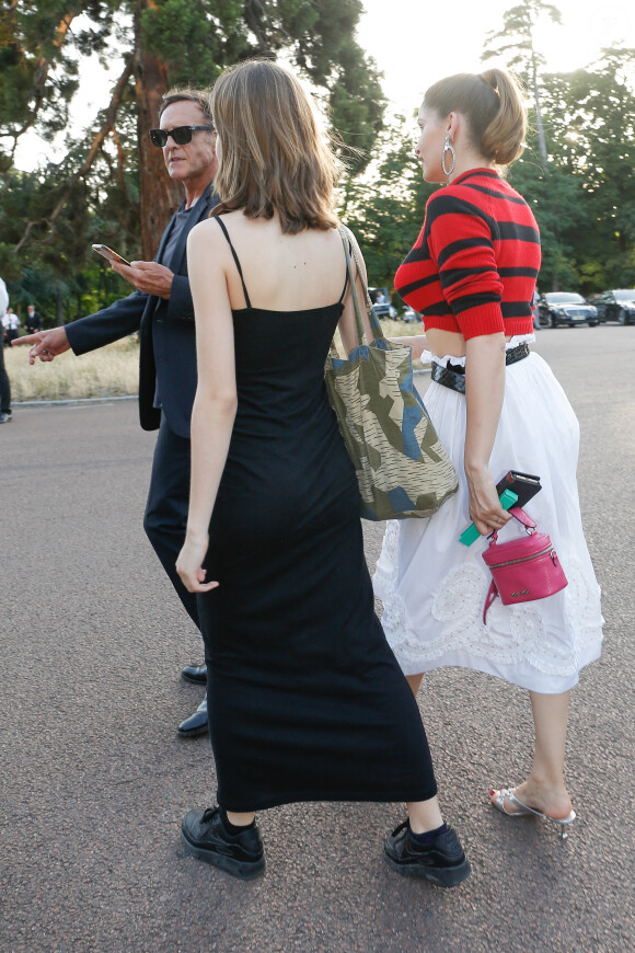 Laetitia Casta et sa fille Sahteene Sednaoui au défilé Miu Miu à Paris, le 29 juin 2019.
