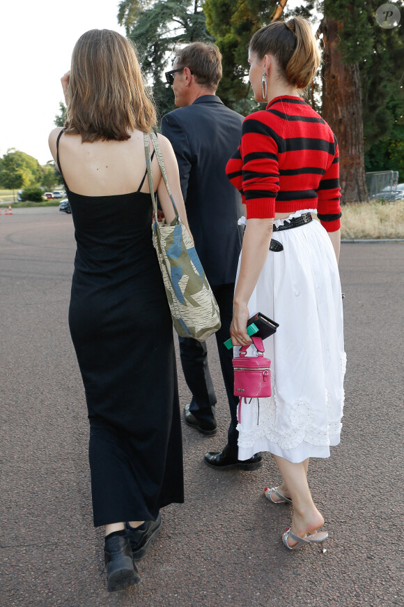 Laetitia Casta et sa fille Sahteene Sednaoui au défilé Miu Miu à Paris, le 29 juin 2019.
