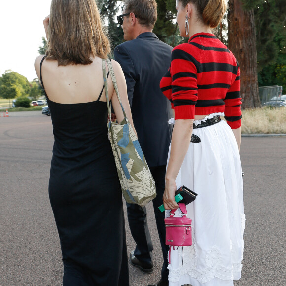 Laetitia Casta et sa fille Sahteene Sednaoui au défilé Miu Miu à Paris, le 29 juin 2019.
