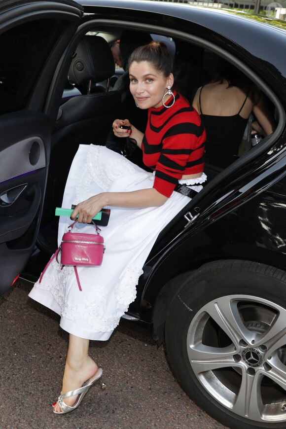 Laetitia Casta et sa fille Sahteene Sednaoui au défilé Miu Miu à Paris, le 29 juin 2019.
