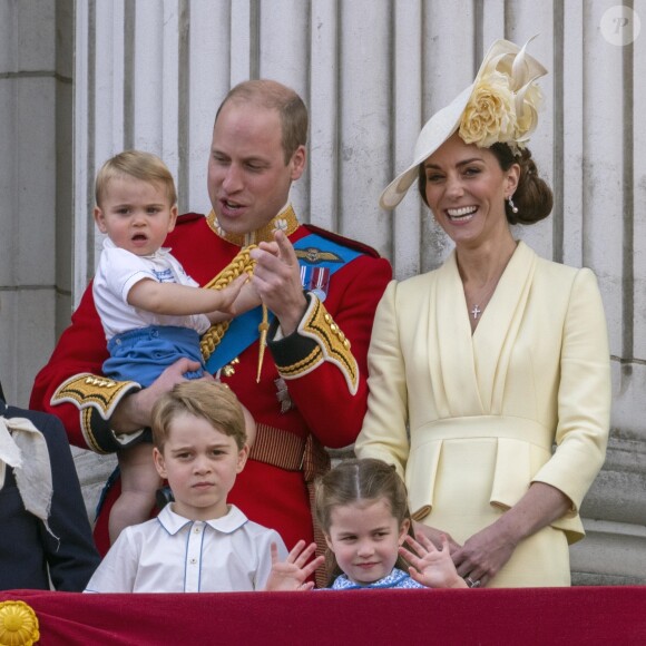 Kate Middleton, duchesse de Cambridge, et le prince William avec leurs enfants George, Charlotte et Louis au balcon du palais de Buckingham le 8 juin 2019 lors de la parade Trooping the Colour.