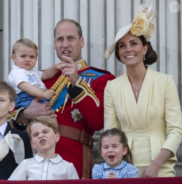 Kate Middleton, duchesse de Cambridge, et le prince William avec leurs enfants George, Charlotte et Louis au balcon du palais de Buckingham le 8 juin 2019 lors de la parade Trooping the Colour.