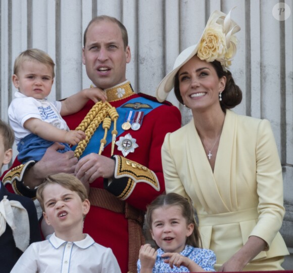 Kate Middleton, duchesse de Cambridge, et le prince William avec leurs enfants George, Charlotte et Louis au balcon du palais de Buckingham le 8 juin 2019 lors de la parade Trooping the Colour.