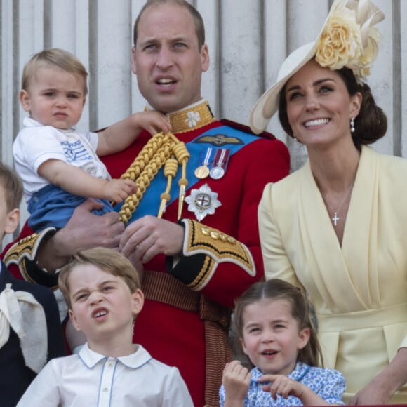 Kate Middleton, duchesse de Cambridge, et le prince William avec leurs enfants George, Charlotte et Louis au balcon du palais de Buckingham le 8 juin 2019 lors de la parade Trooping the Colour.