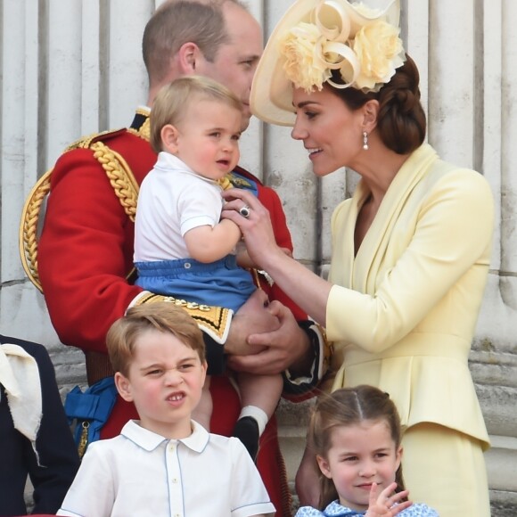 Kate Middleton, duchesse de Cambridge, et le prince William avec leurs enfants George, Charlotte et Louis au balcon du palais de Buckingham le 8 juin 2019 lors de la parade Trooping the Colour.