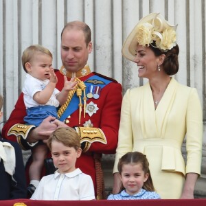 Kate Middleton, duchesse de Cambridge, et le prince William avec leurs enfants George, Charlotte et Louis au balcon du palais de Buckingham le 8 juin 2019 lors de la parade Trooping the Colour.