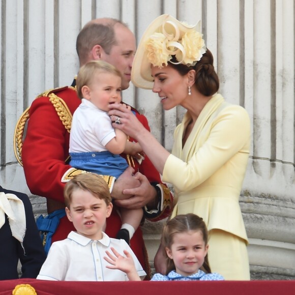 Kate Middleton, duchesse de Cambridge, et le prince William avec leurs enfants George, Charlotte et Louis au balcon du palais de Buckingham le 8 juin 2019 lors de la parade Trooping the Colour.