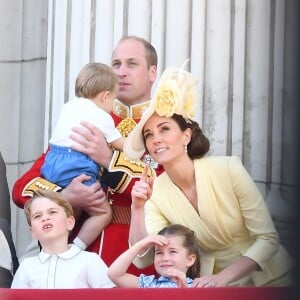 Kate Middleton, duchesse de Cambridge, et le prince William avec leurs enfants George, Charlotte et Louis au balcon du palais de Buckingham le 8 juin 2019 lors de la parade Trooping the Colour.