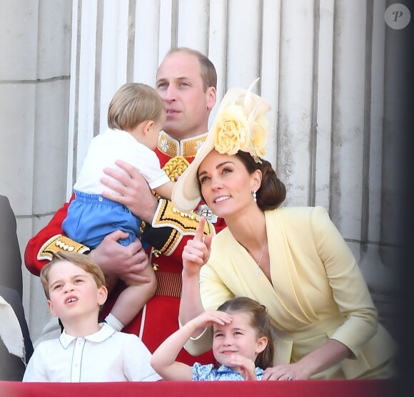 Kate Middleton, duchesse de Cambridge, et le prince William avec leurs enfants George, Charlotte et Louis au balcon du palais de Buckingham le 8 juin 2019 lors de la parade Trooping the Colour.