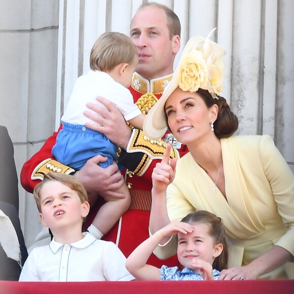 Kate Middleton, duchesse de Cambridge, et le prince William avec leurs enfants George, Charlotte et Louis au balcon du palais de Buckingham le 8 juin 2019 lors de la parade Trooping the Colour.