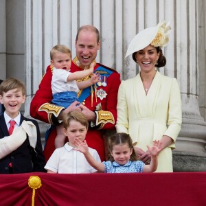 Kate Middleton, duchesse de Cambridge, et le prince William avec leurs enfants George, Charlotte et Louis au balcon du palais de Buckingham le 8 juin 2019 lors de la parade Trooping the Colour.