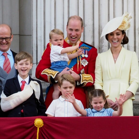 Kate Middleton, duchesse de Cambridge, et le prince William avec leurs enfants George, Charlotte et Louis au balcon du palais de Buckingham le 8 juin 2019 lors de la parade Trooping the Colour.