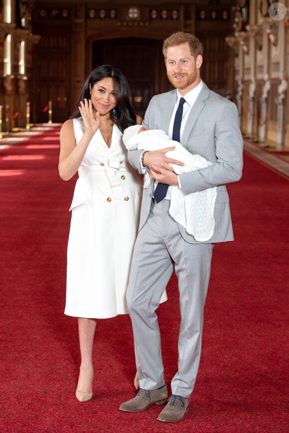 Meghan Markle, duchesse de Sussex, et le prince Harry le 8 mai 2019 lors de la présentation de leur fils Archie Harrison Mountbatten-Windsor dans le hall St George au château de Windsor.
