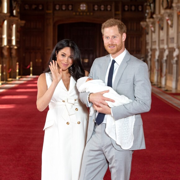 Meghan Markle, duchesse de Sussex, et le prince Harry le 8 mai 2019 lors de la présentation de leur fils Archie Harrison Mountbatten-Windsor dans le hall St George au château de Windsor.