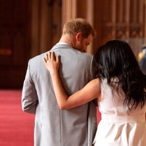 Meghan Markle, duchesse de Sussex, et le prince Harry le 8 mai 2019 lors de la présentation de leur fils Archie Harrison Mountbatten-Windsor dans le hall St George au château de Windsor.