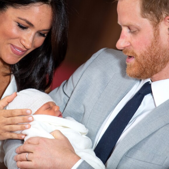Meghan Markle, duchesse de Sussex, et le prince Harry le 8 mai 2019 lors de la présentation de leur fils Archie Harrison Mountbatten-Windsor dans le hall St George au château de Windsor.
