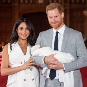 Meghan Markle, duchesse de Sussex, et le prince Harry le 8 mai 2019 lors de la présentation de leur fils Archie Harrison Mountbatten-Windsor dans le hall St George au château de Windsor.