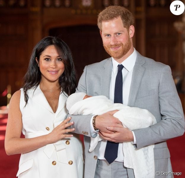 Meghan Markle, duchesse de Sussex, et le prince Harry le 8 mai 2019 lors de la présentation de leur fils Archie Harrison Mountbatten-Windsor dans le hall St George au château de Windsor.