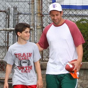 Adam Sandler et Cameron Boyce sur le tournage de la comédie "Copains pour toujours 2", dans le Massachusetts, en 2012.