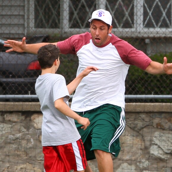 Adam Sandler et Cameron Boyce sur le tournage de la comédie "Copains pour toujours 2", dans le Massachusetts, en 2012.