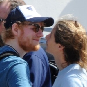 Exclusif - Ed Sheeran, en partance pour Madrid, embrasse passionnément sa femme Cherry Seaborn qui reste à Ibiza le 25 juin 2019