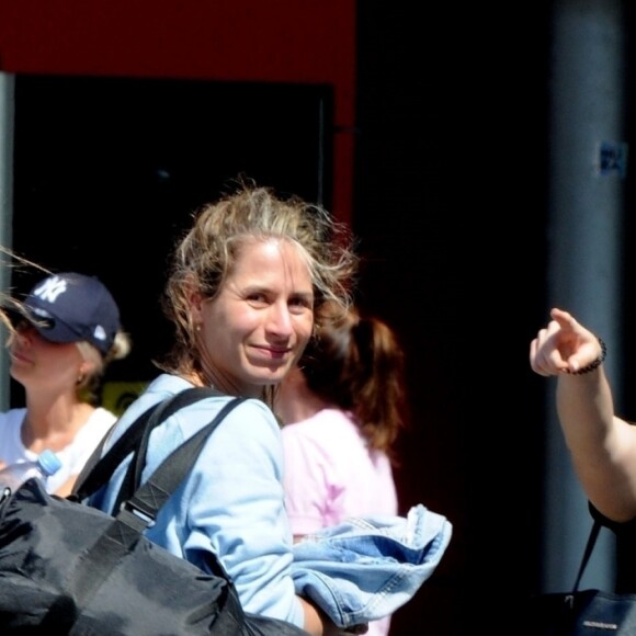 Exclusif - Ed Sheeran, en partance pour Madrid, embrasse passionnément sa femme Cherry Seaborn qui reste à Ibiza le 25 juin 2019