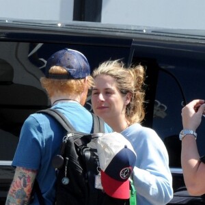 Exclusif - Ed Sheeran, en partance pour Madrid, embrasse passionnément sa femme Cherry Seaborn qui reste à Ibiza le 25 juin 2019
