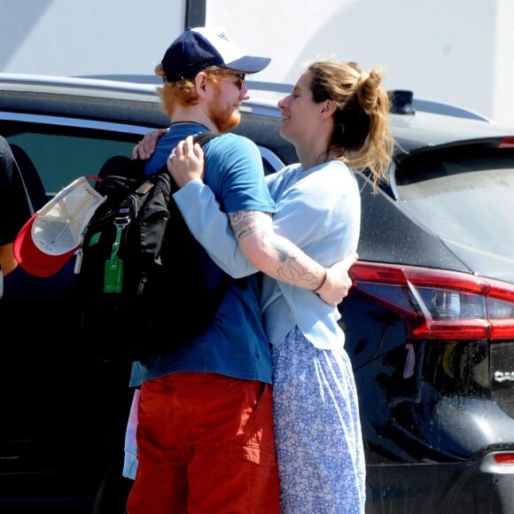Exclusif - Ed Sheeran, en partance pour Madrid, embrasse passionnément sa femme Cherry Seaborn qui reste à Ibiza le 25 juin 2019