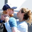 Exclusif - Ed Sheeran, en partance pour Madrid, embrasse passionnément sa femme Cherry Seaborn qui reste à Ibiza le 25 juin 2019