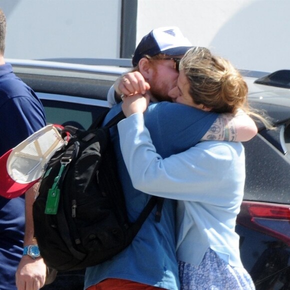 Exclusif - Ed Sheeran, en partance pour Madrid, embrasse passionnément sa femme Cherry Seaborn qui reste à Ibiza le 25 juin 2019