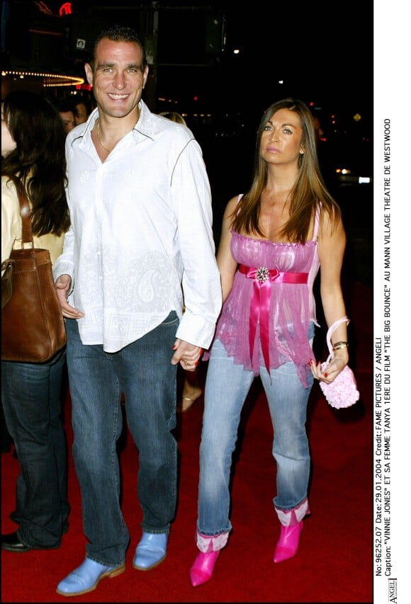 Vinnie Jones et sa compagne Tanya lors de la première du film "The Big Bounce" à Westwood, en janvier 2004.