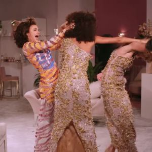 Irina Shayk, Gigi Hadid et Joan Smalls figurent sur la nouvelle campagne publicitaire de Moschino. Vidéo par Steven Meisel.