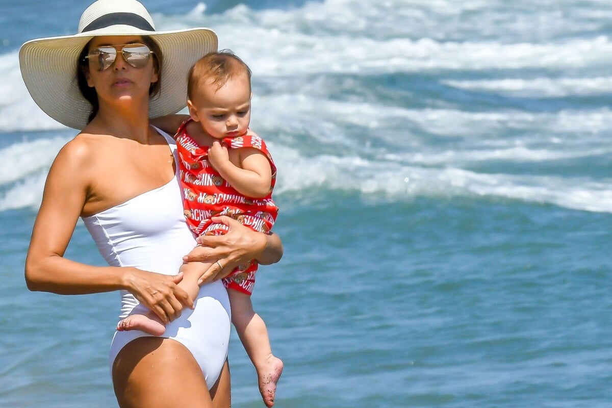 Eva Longoria : Silhouette retrouvée, elle profite de la plage avec Santiago  - Purepeople